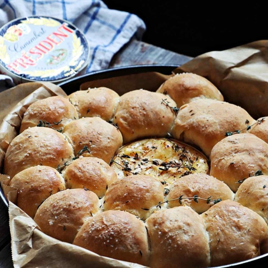 zapeceni-camembert-s-vijencem-od-kruha_4